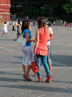 фотоохота девушка на Манежной площади в белых леггинсах