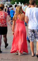 фотоохота на девушку в розовом платье на улице