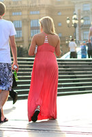 девушка в розовом платье на улице