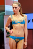 девушка в нижнем белье на показе Lingerie-Expo