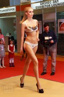 девушка на показе нижнего белья Lingerie-Expo