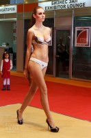 девушка на показе нижнего белья Lingerie-Expo