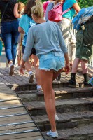 девушка в джинсовых мини-шортиках на улице