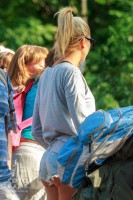 девушка в джинсовых мини-шортиках на улице