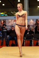 девушка в нижнем белье на выставке Lingerie-Expo 2014