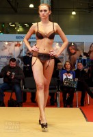 девушка Lingerie-Expo в нижнем белье