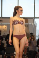 девушка в нижнем белье на выставке Lingerie-Expo 2014