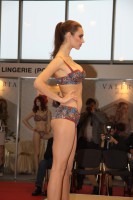 девушка на показе нижнего белья Lingerie-Expo