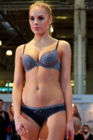 девушка Lingerie-Expo в нижнем белье