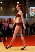 девушка на показе нижнего белья Lingerie-Expo