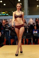 девушка Lingerie-Expo в нижнем белье