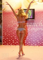 девушка на показе нижнего белья Lingerie-Expo