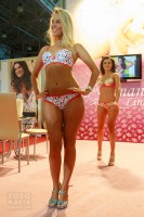 девушка в нижнем белье на показе Lingerie-Expo