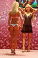 девушка в нижнем белье на показе Lingerie-Expo