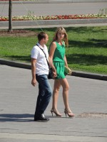 девушка в зелёном платье