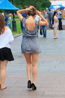 девушка в мини платье на улице