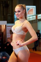 девушка на показе нижнего белья Lingerie-Expo