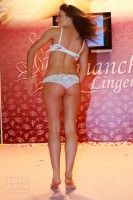 девушка Lingerie-Expo в нижнем белье