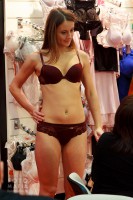 девушка Lingerie-Expo в нижнем белье