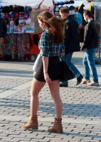 девушка в короткой юбке на улице