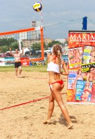 девушка журнала Maxim играет в волейбол
