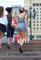девушка в очень коротком платье на улице