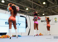 девушки танцуют на выставке фотофорум 2014