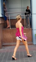 девушка в шортиках на улице