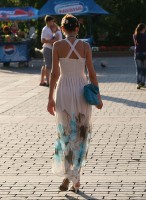 фотоохота на девушку в прозрачном летнем платье