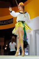 upskirt-шоу на стенде Nikon