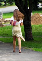 девушка в платье на улице