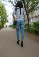 девушка в джинсах на каблуках