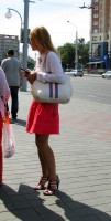 девушка на улице в мини-юбке