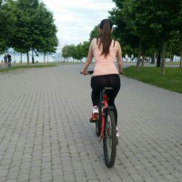 девушка в леггинсах на велосипеде