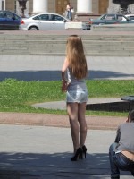 девушка в джинсовых шортиках