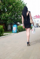 девушка на каблуках в чёрном платье