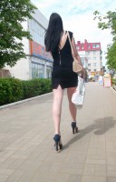 девушка на каблуках в чёрном платье