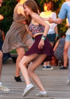 девушка танцует в легкой юбке