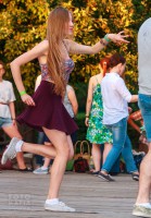 девушка танцует в легкой юбке