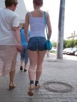 девушка в джинсовых мини шортиках