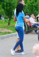 круглая попа девушки в леггинсах