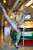 голая гимнастка танцует на выставке