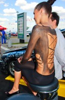 девушка в леггинсах и бодиарте на выставке mims 2011
