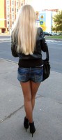 фотоохота на девушку на улице в шортиках