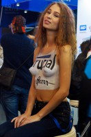 девушка топлес на Игромире 2014