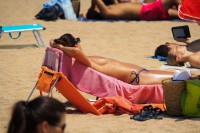 девушка топлес на пляже