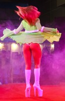Полина Star танцует стриптиз на выставке x'show