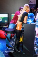 девушка в леггинсах на выставке Игромир 2014
