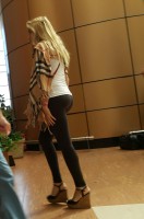 фотоохота на девушку с круглой попой в леггинсах