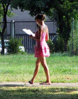 Девушка на улице в мини-платье